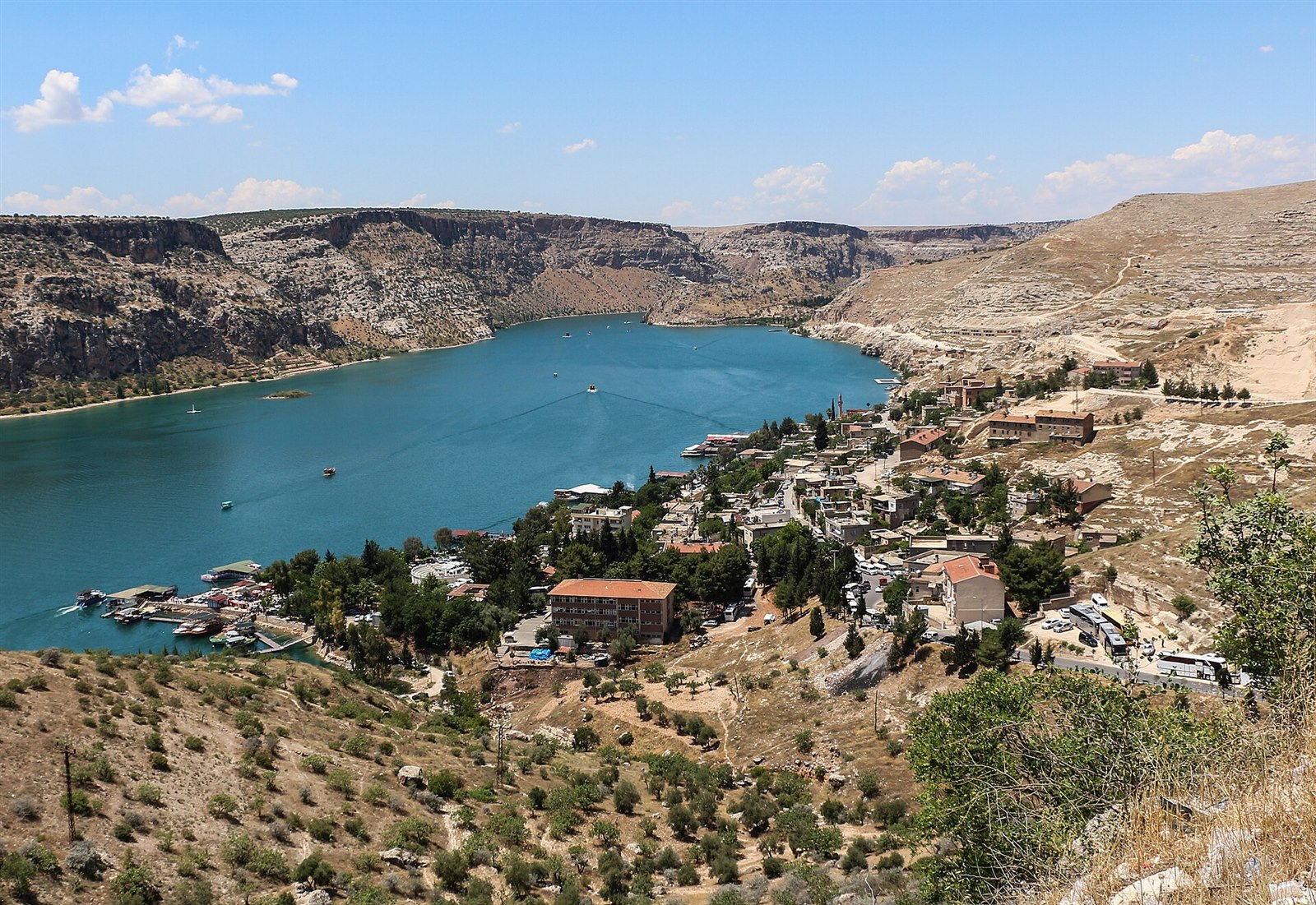 Fırat kıyısında Eski Halfeti ve baraj gölü